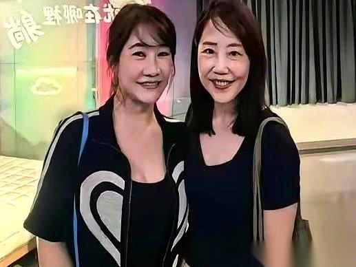 前脚刚摘掉“文传会主委”的帽子，外界一双双眼睛都盯着她怎么收场。
结果呢？尹乃菁