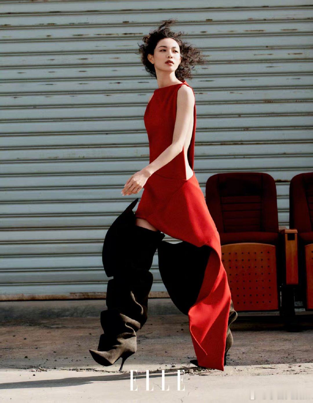 钟楚曦这组ELLE闭年刊，卷发搭白裙造型美到失语！松弛卷发撞冷艳五官，疏离感里裹