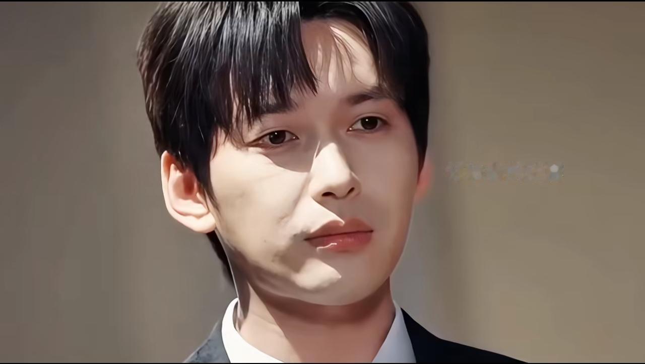 说周佑凌扑克脸的人，建议你们逐帧回放。
他的眼神早已出卖了他的内心。
看似柳柳哭