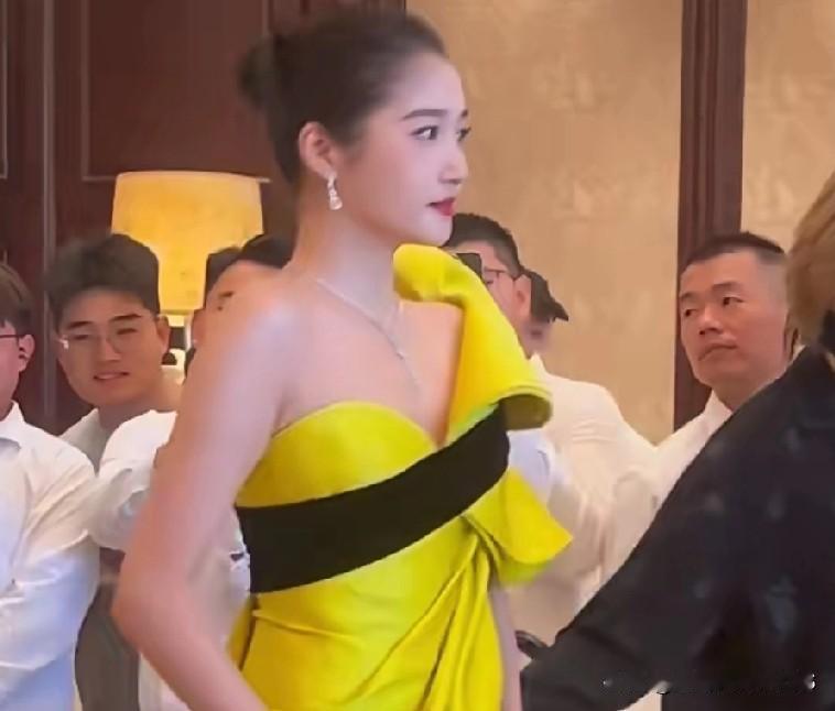 妈呀！
关晓彤真是美我一大跳！
这身材比例绝了！
不过神奇的是，
妹子明明瘦得像