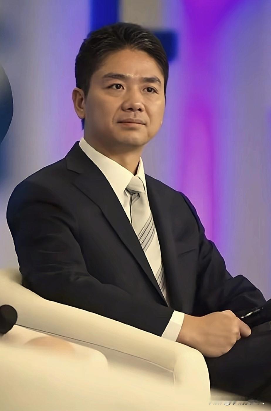 现在刘强东挺委屈的，

除了巴黎仓库货物被偷，

还有一个令他头疼的事，那就是