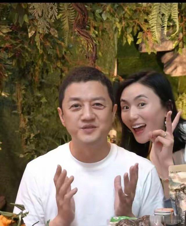 李亚鹏老婆重回模特T台，海哈金喜抱2岁女儿走秀，175身高美又飒。 ​​​