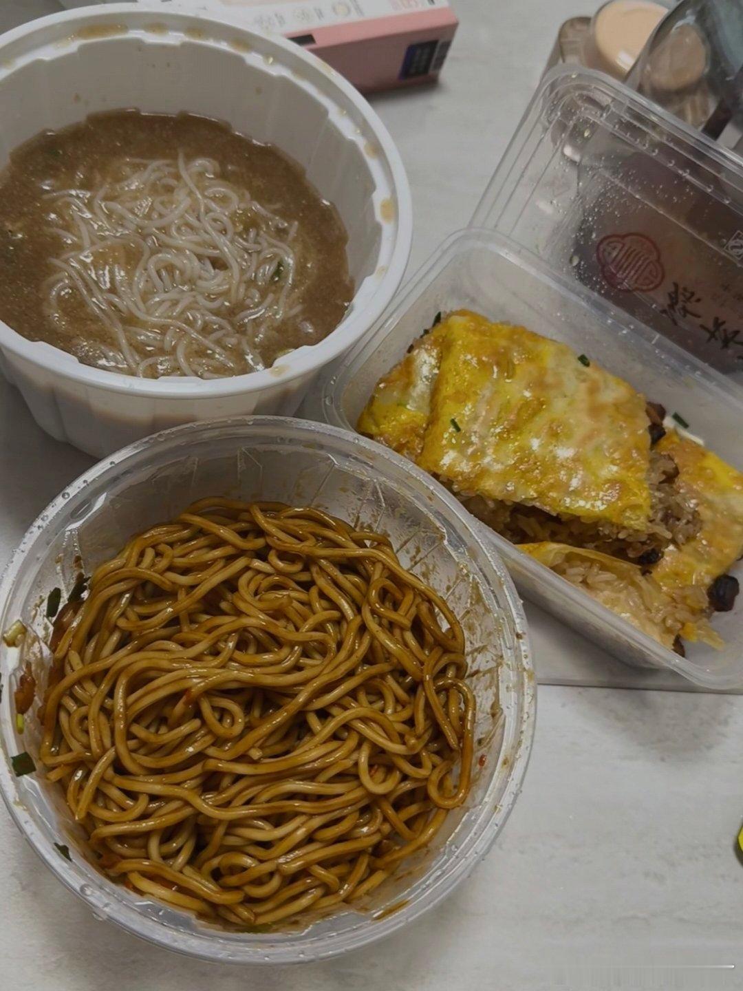 雷军说在街边吃热干面几十年没变🥢看到雷总坐在街边吃热干面，满满的烟火气，瞬间被