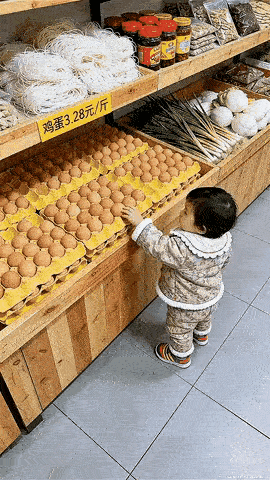 晒图笔记大赛1. 小家伙真调皮，超市鸡蛋转眼间成垃圾，小手一挥就扒拉下来好几个，