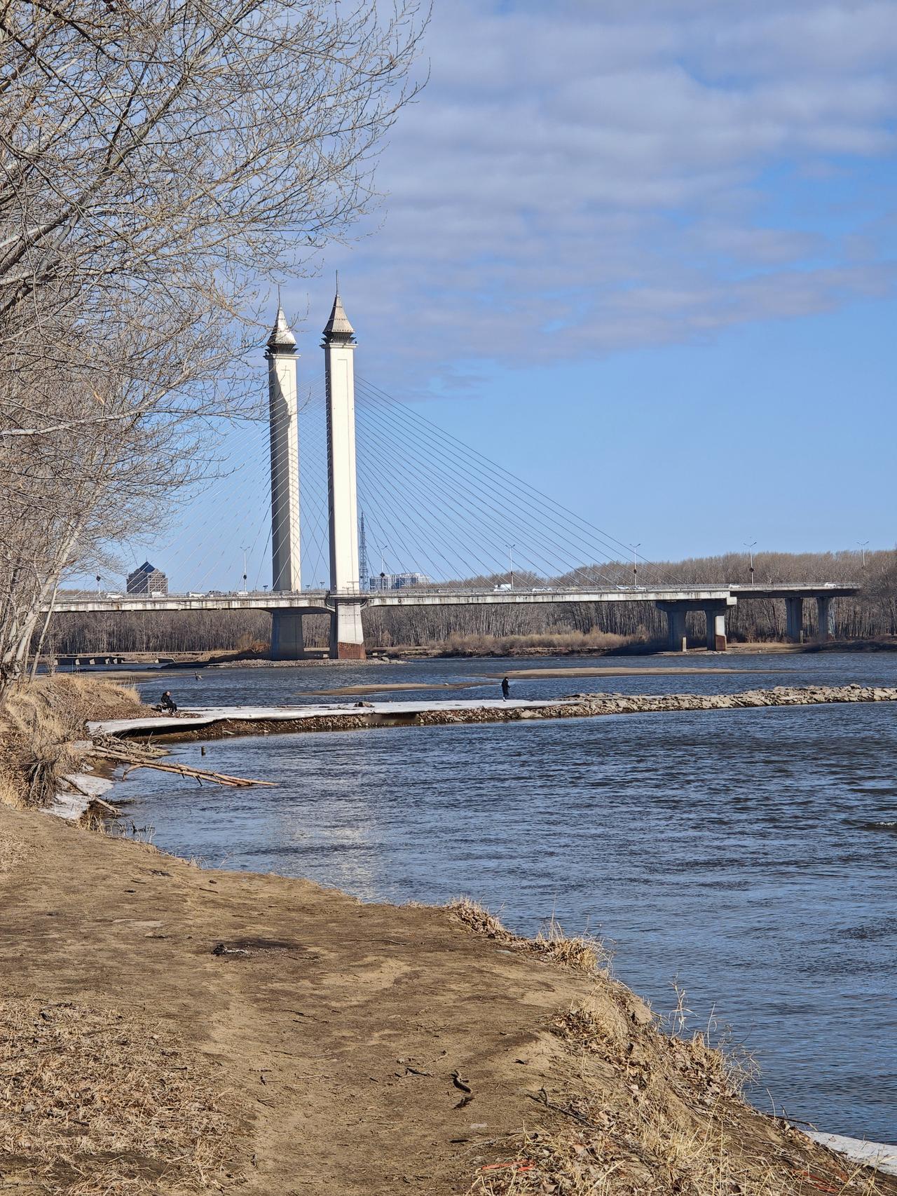 无题
文/夏文辉

残阳沉远岫，孑影立高楼。
欲托烟霞意，白云空自愁。

绿柳春