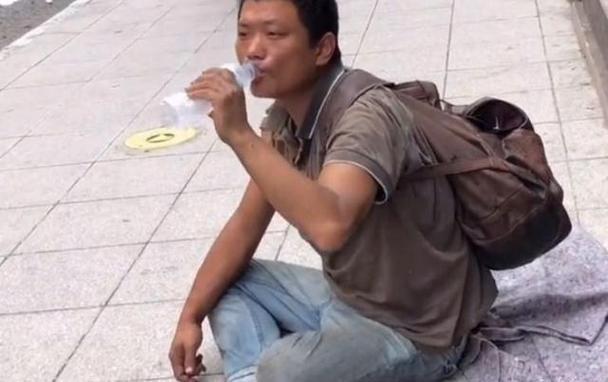 “我不配回中国，没脸见人”，2018年，四川小伙流落巴西街头，靠乞讨为生，当大使
