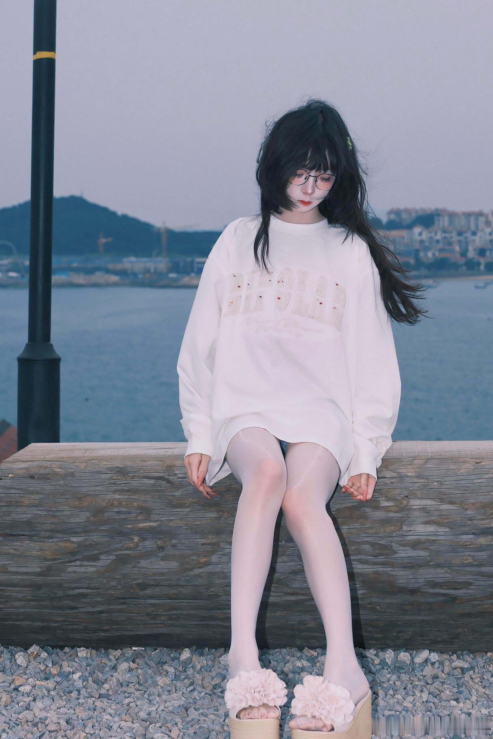 傍晚的海滩，可爱的少女～ ​​​