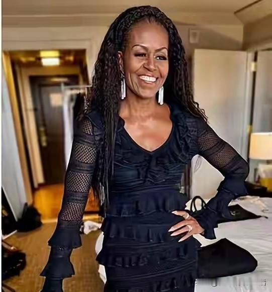 奥巴马的媳妇儿老了，也瘦了。
原来是又高又壮的身材，现在最新露面的照片，明显的瘦