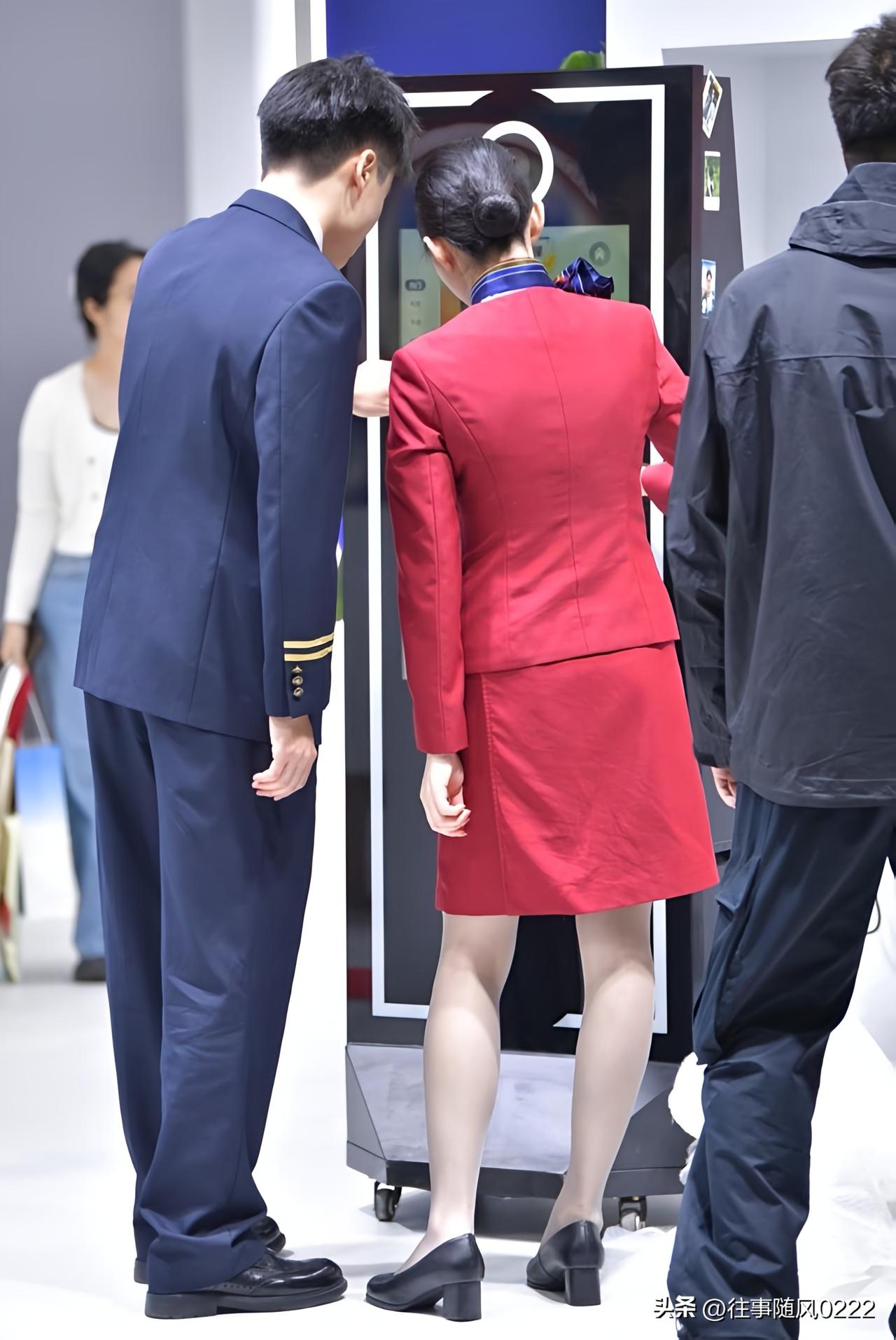 机场值机体验：空姐亲切服务，旅客安心出行！