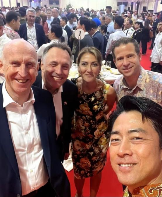 香格里拉对话会结束，新加坡宴请各国官员：菜品一上来就知道完了！
 
那碗叻沙端上