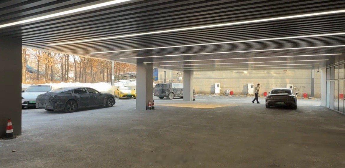 今年的汽车绝对热闹，上强度了，小米SU7L、小米YU9车型伪装车被网友拍到。 