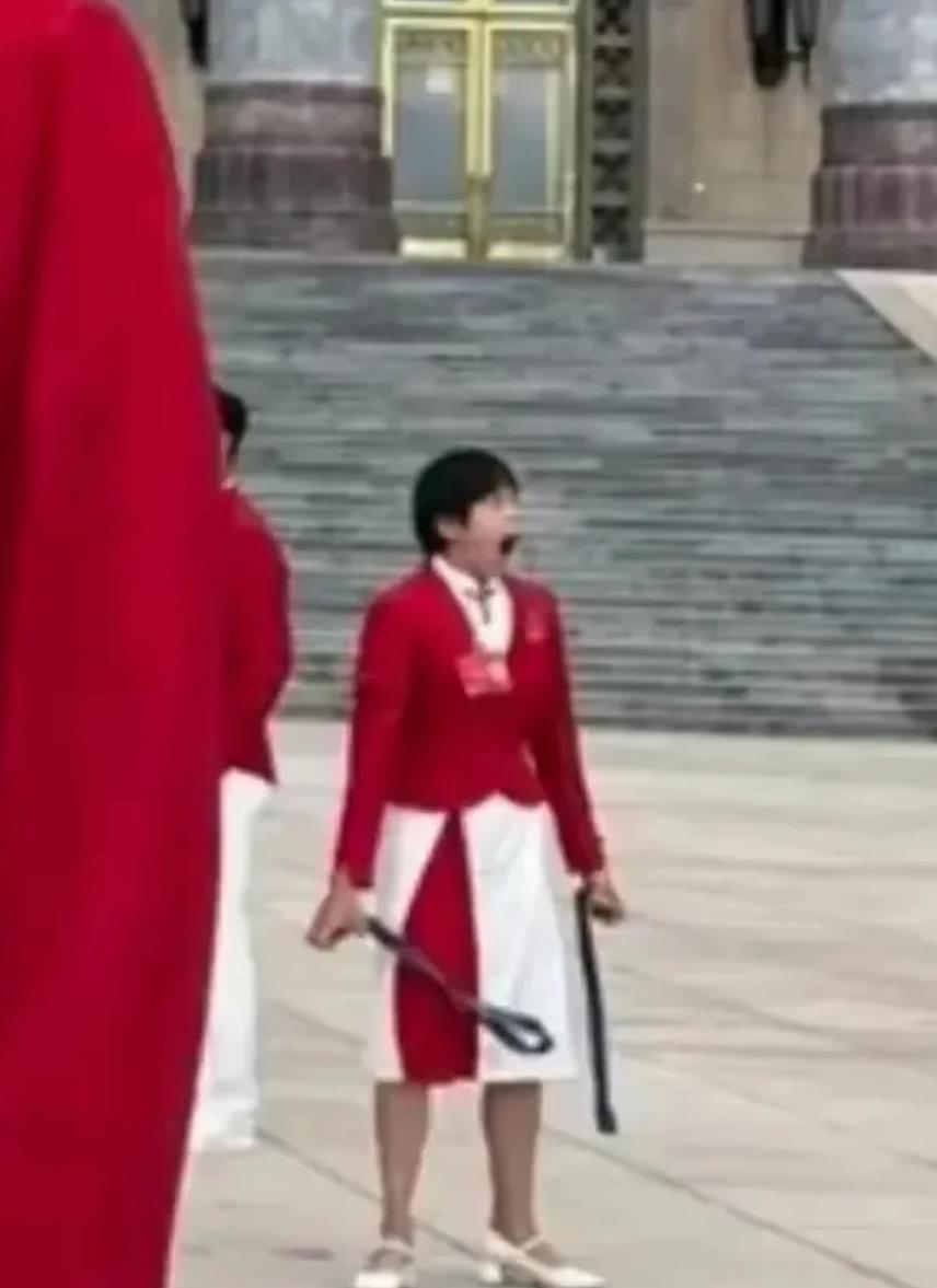 哈哈哈哈，这张照片简直能笑死人！😆谁这么有才，拍下了红姐打哈欠的瞬间啊？！这绝
