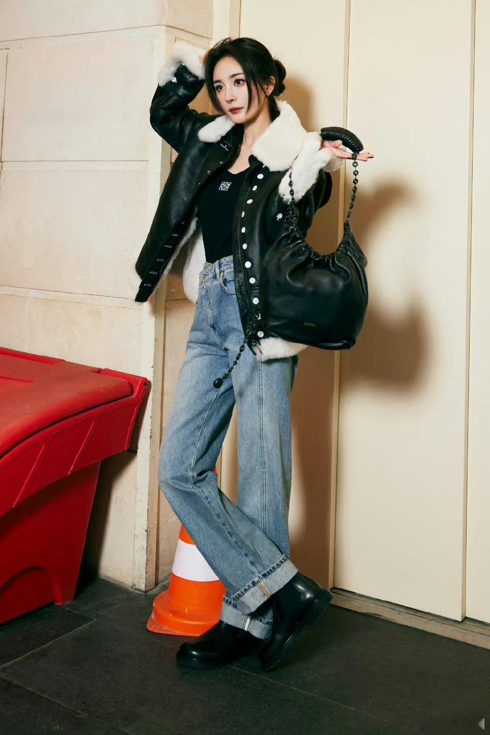 感觉杨幂现在都沉淀了，造型上面都没有那种那么明显亮丽的颜色了[允悲][允悲][允