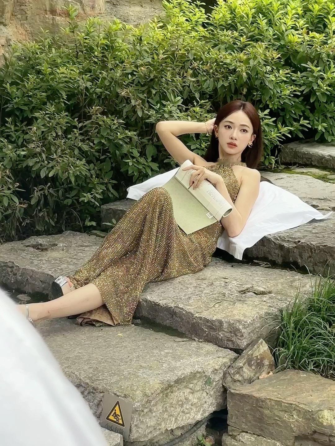 #吴谨言躺在地上##吴谨言穿最美的衣服摆最酷的姿势# 吴谨言躺在地上，穿最美的衣