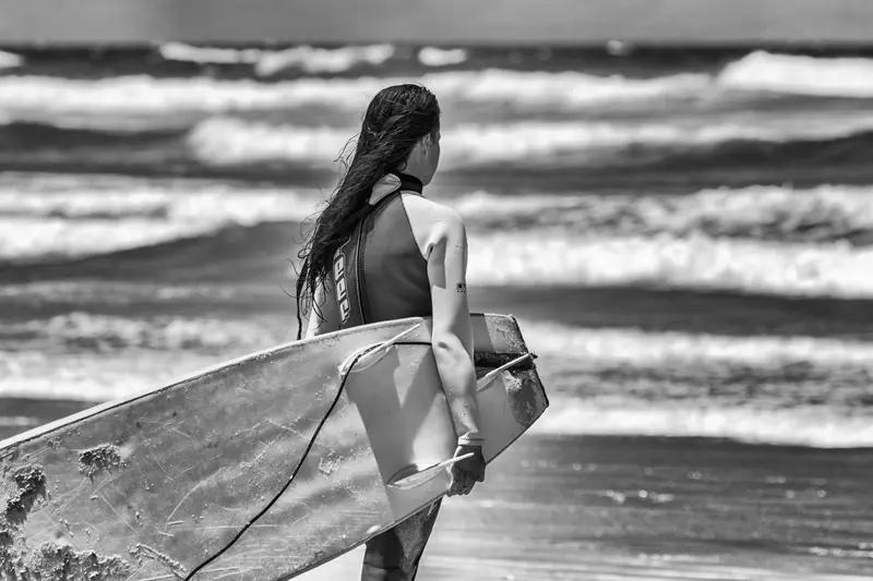 女子坐8小时火车为考研继女送惊喜 女子坐8小时火车为考研继女送惊喜，这一幕太暖了