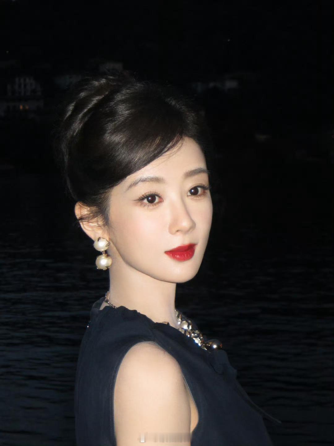 杨紫杨紫大花青衣气质杨紫第一次参加白玉兰晚宴杨紫白玉兰最佳女主提名公式照 杨紫这