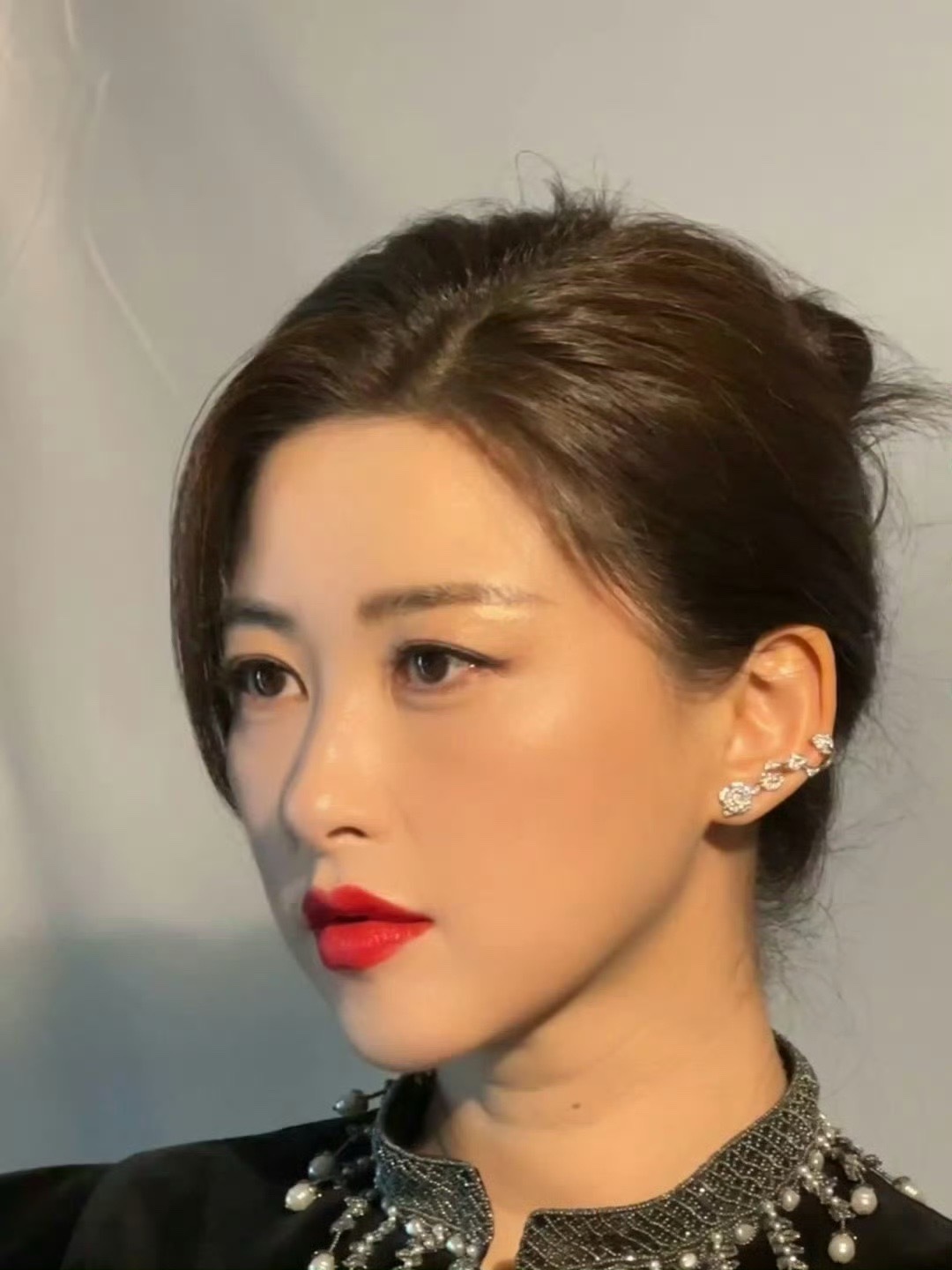 朱珠暗夜玫瑰造型   朱珠在独特的时尚魅力和个人的风格呈现上面还是非常的不错的呀
