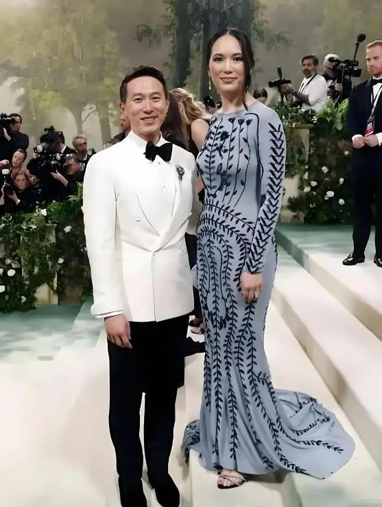 周受资和夫人高伟晏的合影，很明显，高伟晏的气场更为强大。周受资为人所熟知，可能就