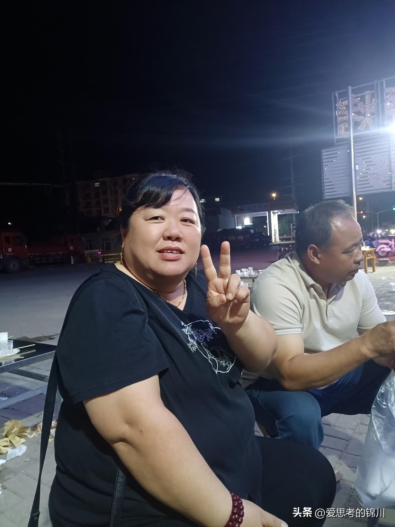 服务员把男顾客追出饭店门外说，先生，你还没埋单呢。
男人说，你是新来的吧？
是啊