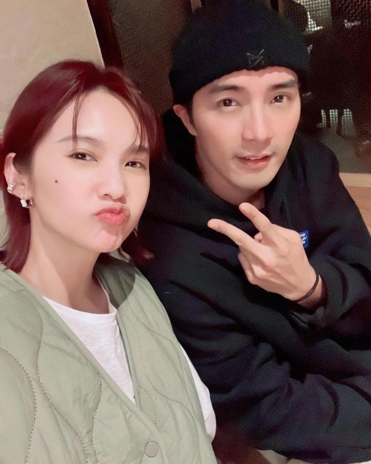 杨丞琳这次演唱会失言引发了广泛争议，发酵了很久，好友贺军翔也听说了此事。有媒体问