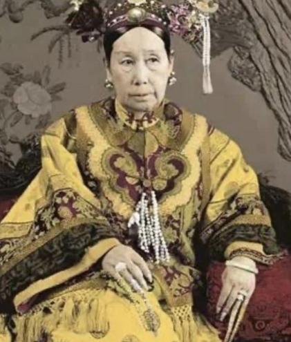 公元1880年，守寡27年的慈禧，变得犯困厌食，还恶心想吐，肚子也微微隆起，两位