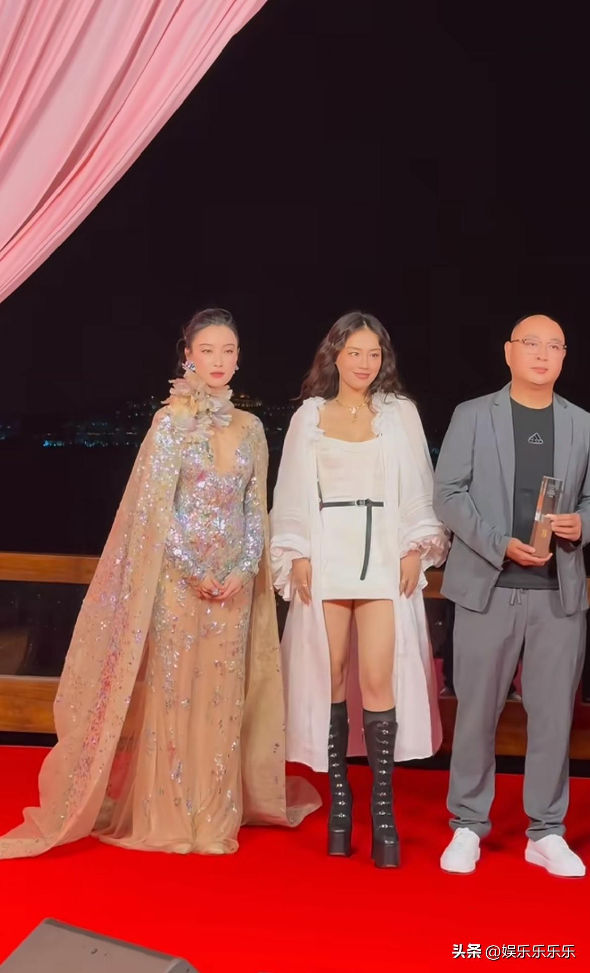 奇怪，倪妮很惊艳，但是马思纯似乎更抓眼球，美的很松弛？！[吐舌]马思纯真的好美，
