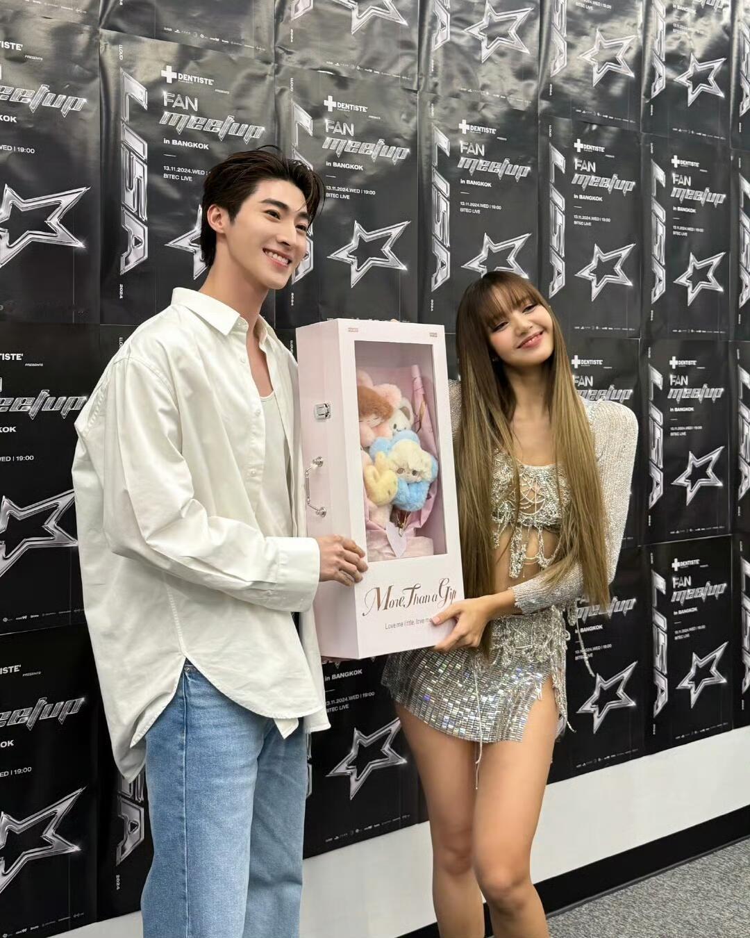 Lisa与Blue逛街这不是泰星blue吗？小蓝和Lisa是朋友吧！之前还参加过