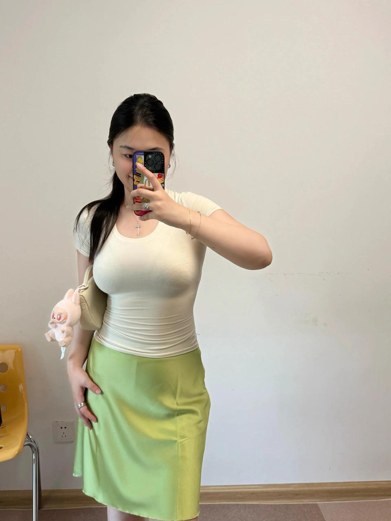 清新穿搭，绿裙白衫，元气满满的一天！🌞👗👗