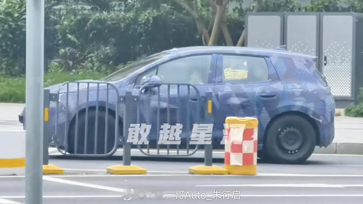 全新比亚迪的测试车谍照图被曝光整车看起来有点像是比亚迪海鸥半隐藏式的门把手设计还