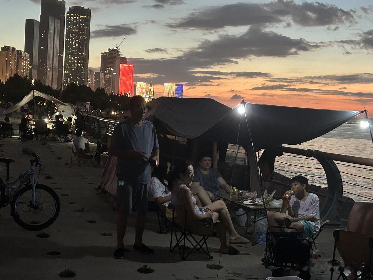 大连本地人在这玩呢！

晚上，从音乐喷泉广场出发，走海边木栈道一直到尽头，也就是