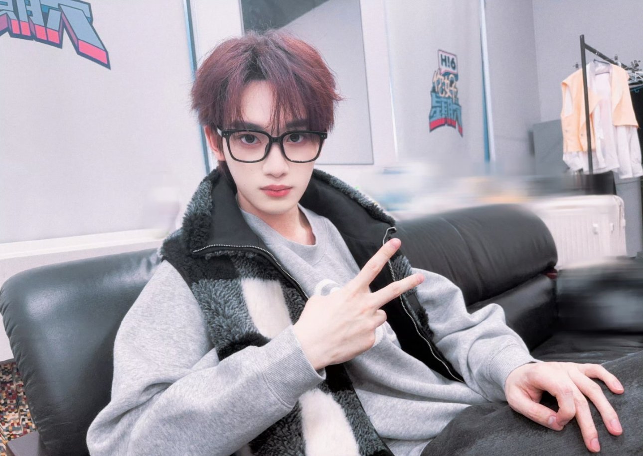 丁程鑫好帅，录制辛苦啦！好好休息照顾好自己哦～ 