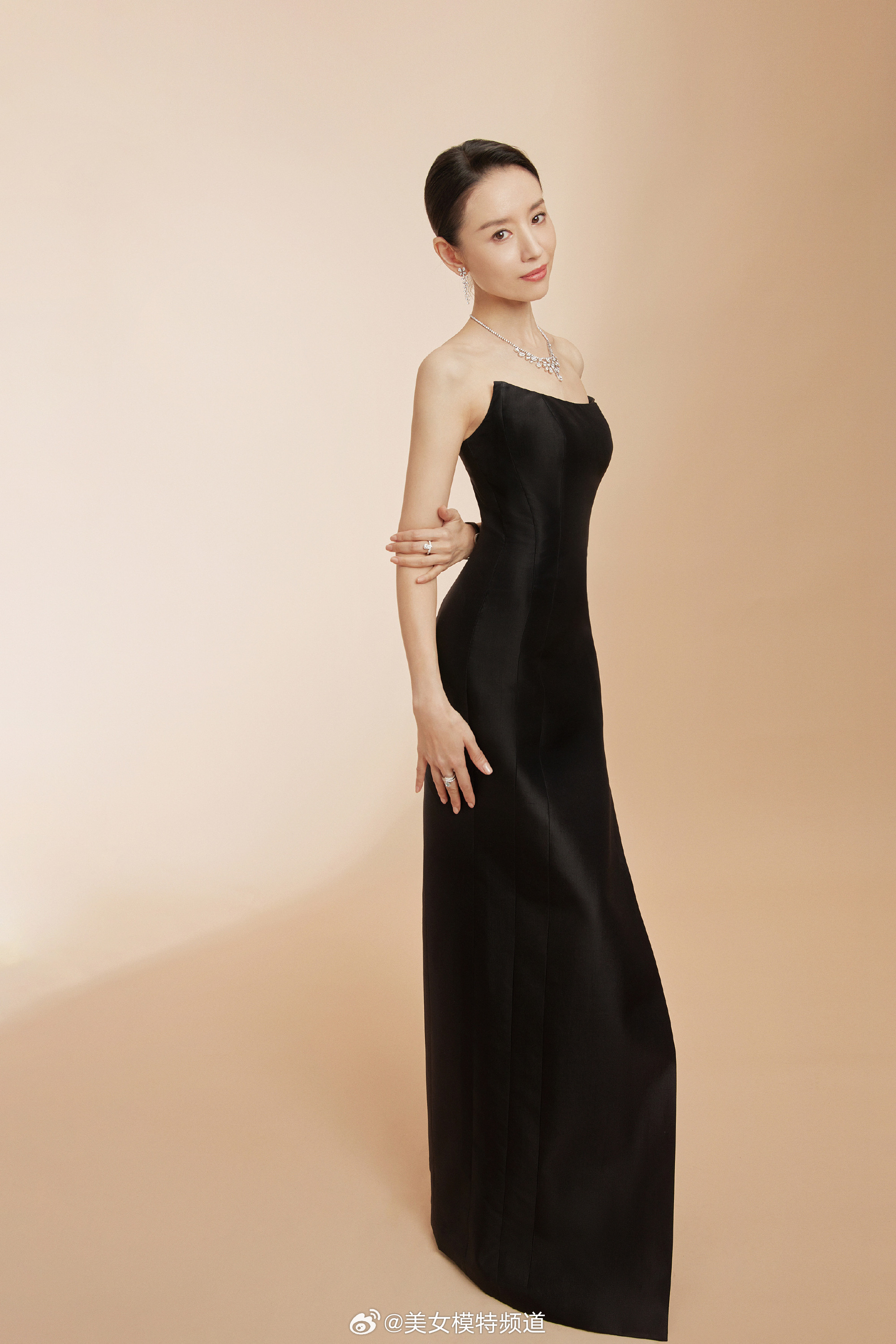 董洁大气优雅写真大片 