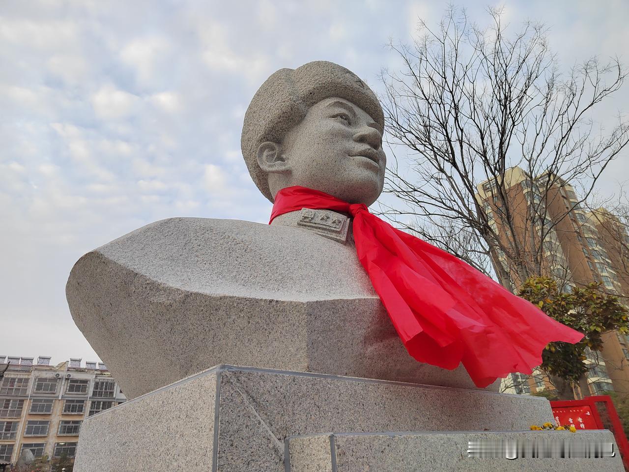 向雷锋同志学习｜日前，雷锋雕像在枣庄市峄城区鹭鸣湖畔揭幕，从此，峄城区又多了一处