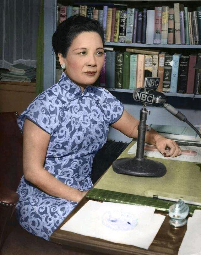 1948年冬，华盛顿白宫会客室里，曾经在美国国会收获一分钟雷鸣掌声的宋美龄，正坐