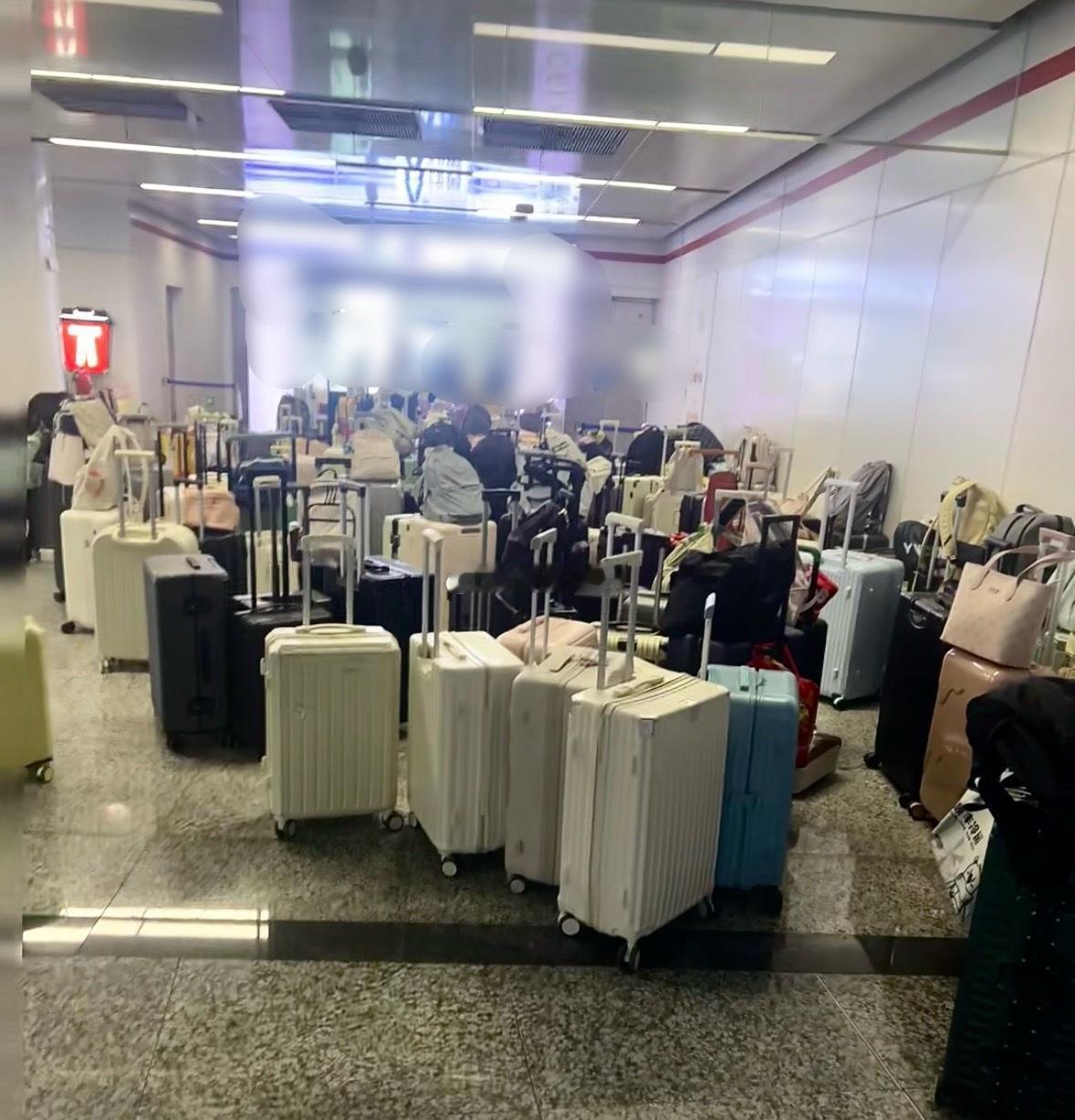 每逢假期的东街口地铁车站的“随性”寄存[吐舌][吐舌]

主打一个对这座城市的信