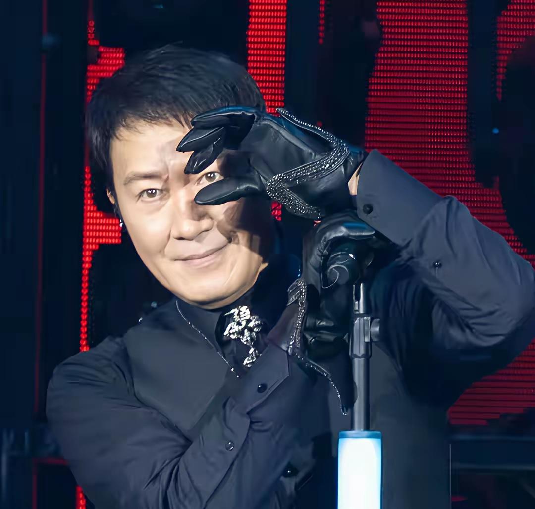 上60了，男的雄激素会断崖式下跌，线条会更柔和，脸肉肚子凸少了男人味，向中性靠扰