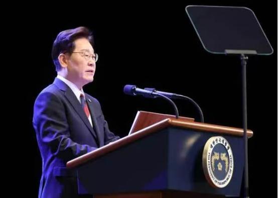 8月15日光复节这天，李在明在首尔世宗文化会馆扔下了一颗重磅炸弹。
 
他宣布韩