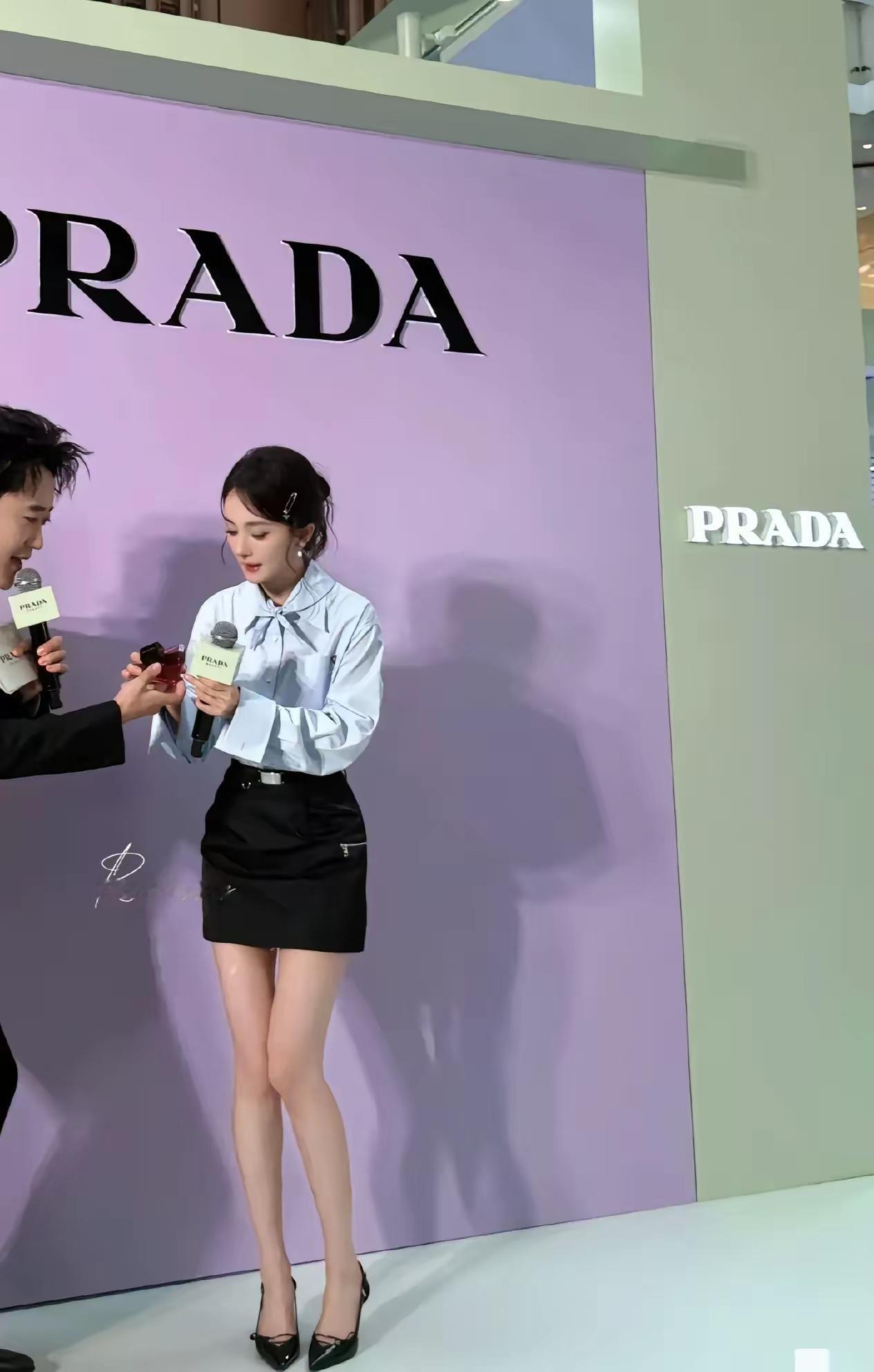 这小姑娘是杨幂吗 ？杨幂不是已经40来岁了吗？这隔着屏幕看起来有18岁吗 ？
杨
