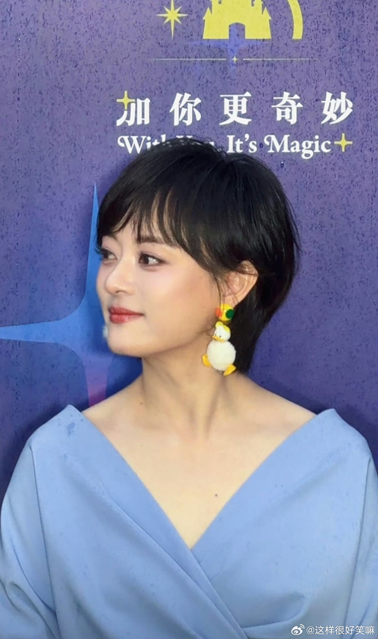 孙俪 唐老鸭毒唯哇，我们娘娘这一身雾蓝长裙搭配真的好漂亮啊，这个唐老鸭耳饰衬得娘