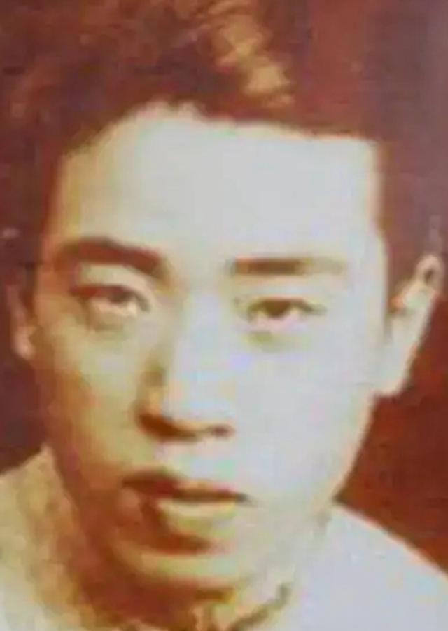 抗战烽火中，国共再度携手，抗日民族统一战线虽成，暗流却从未停歇。国民党屡屡制造摩