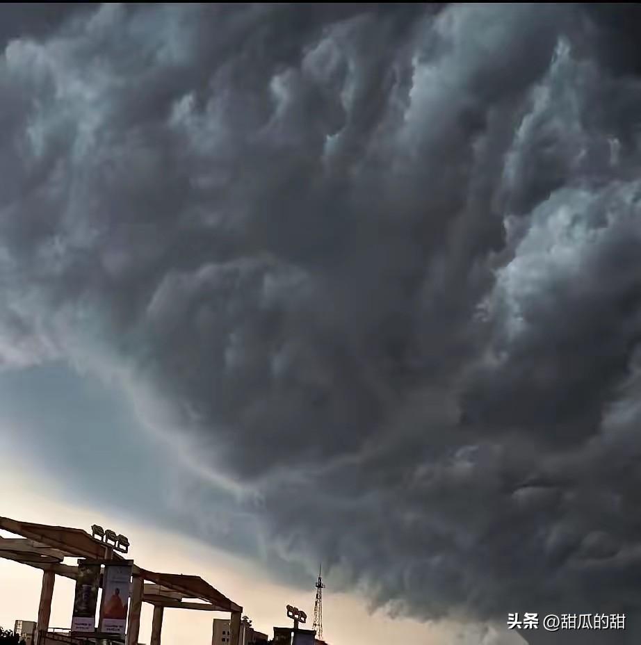 8月7号晚上19点43分。
请死死记住这个时间。
因为就在这一分钟，日历准备对我