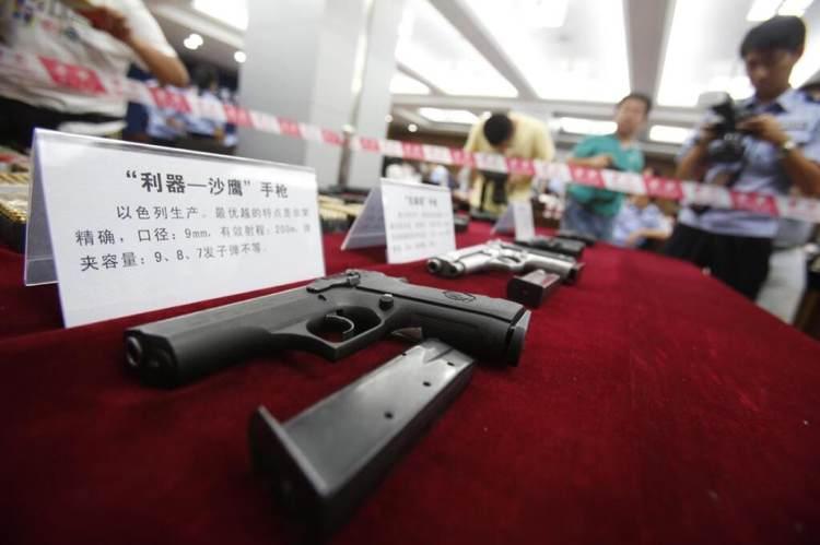 2014年国内警察缴获贩毒份子的9mm口径杰里科手枪，估计是北美版，套筒上写着“