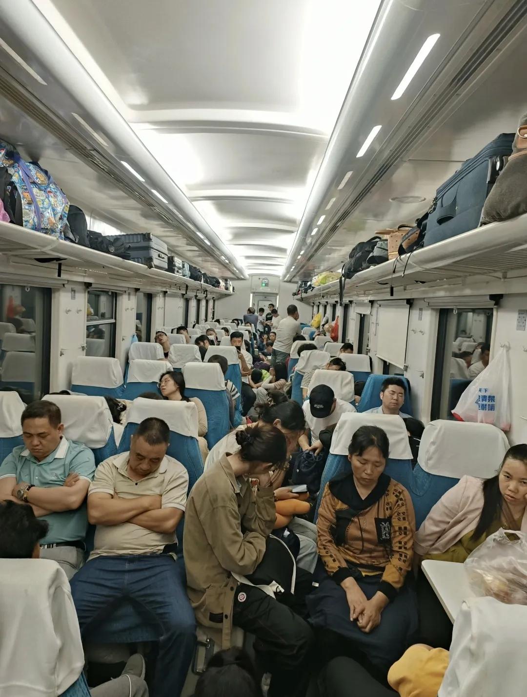 为什么很多人宁愿坐二十小时绿皮火车，也不愿坐几小时的高铁？答案来了

1，绿皮车