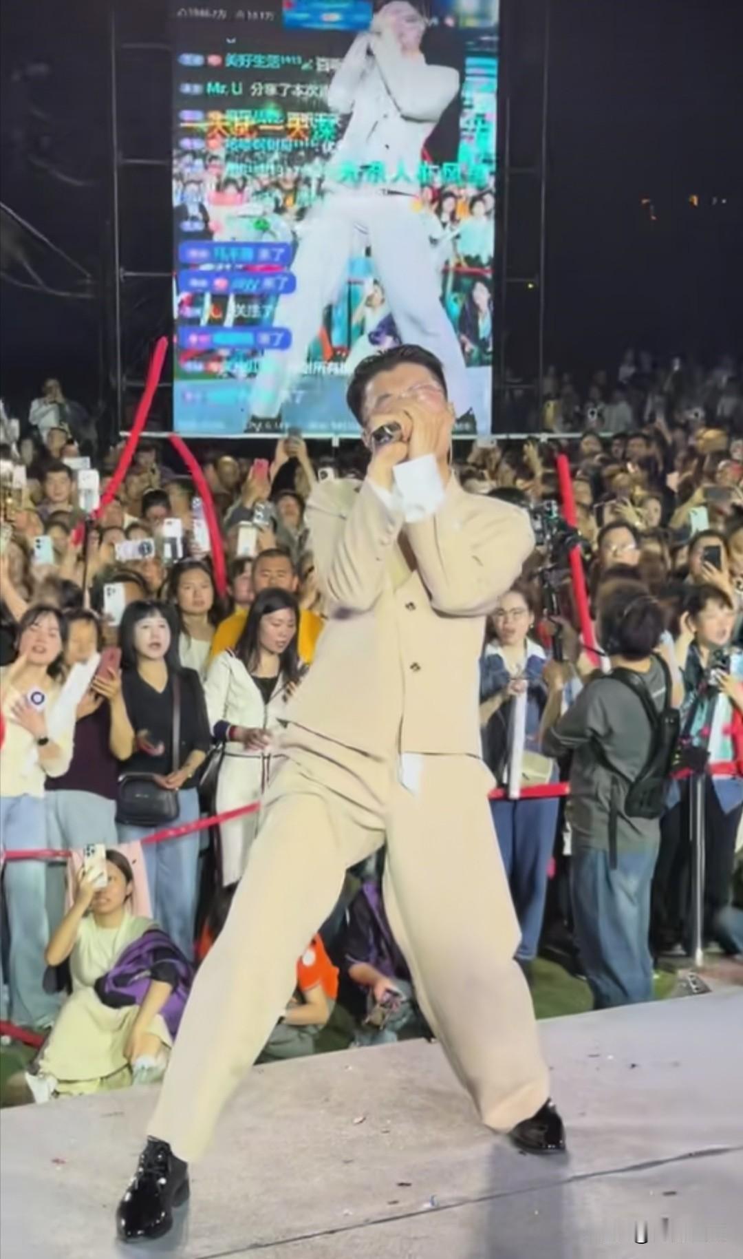 刷视频又看到郭有才巡演现场，场场爆满不是吹的，台下乌泱泱全是人，掌声跟打雷似的，