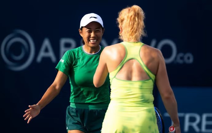 WTA1000多伦多站双打1/4决赛，头号种子张帅/西尼亚科娃以2-0战胜亨特/