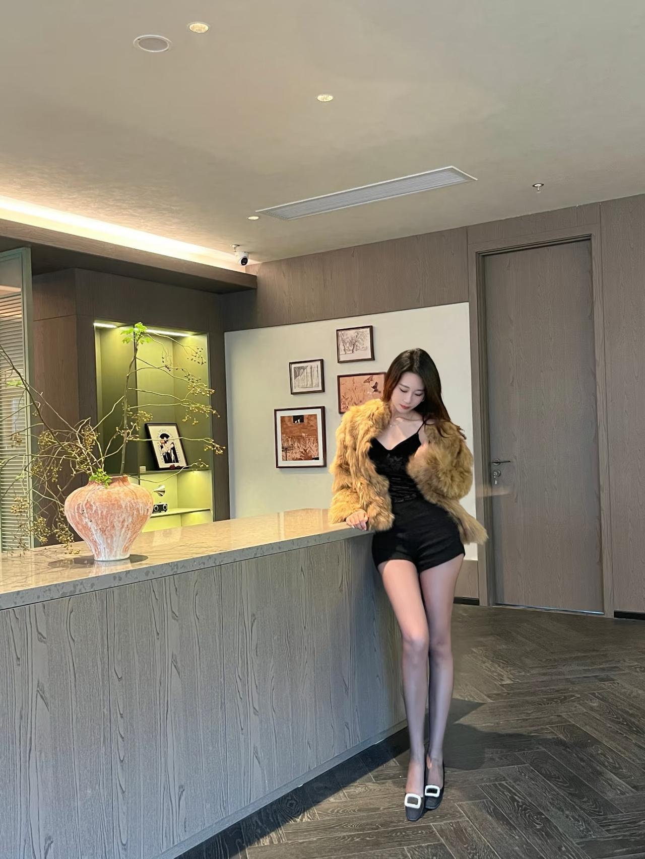 沁园春·厅隅闲倚

作者Ⅰ朱珠
 
木调凝纹，石面铺光，暖盏垂灯。
看棕裘轻覆，