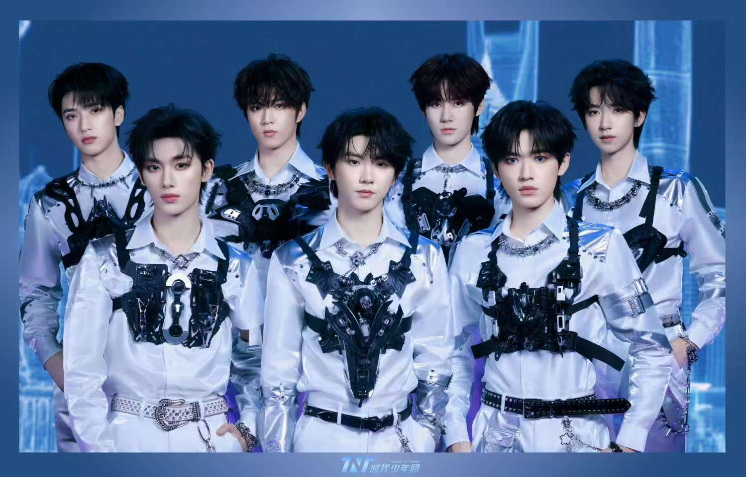 时代少年团银黑机甲造型时代少年团上海演唱会今晚见时代少年团上海演唱会今晚见迫不及
