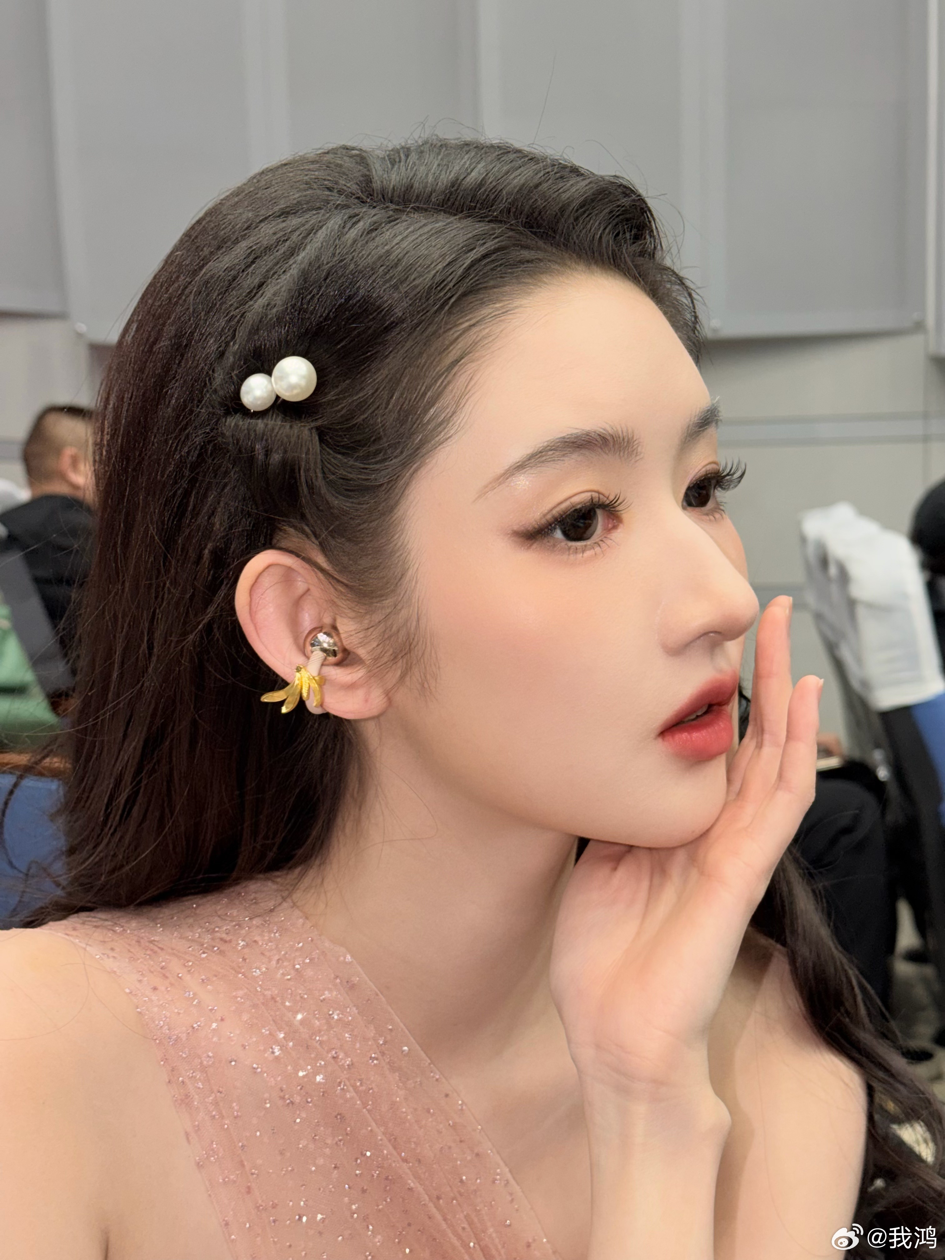 姚安娜、何洛洛、刘恋、王玉雯同款华为FreeClip 2 耳夹耳机，搭配周大福鎏