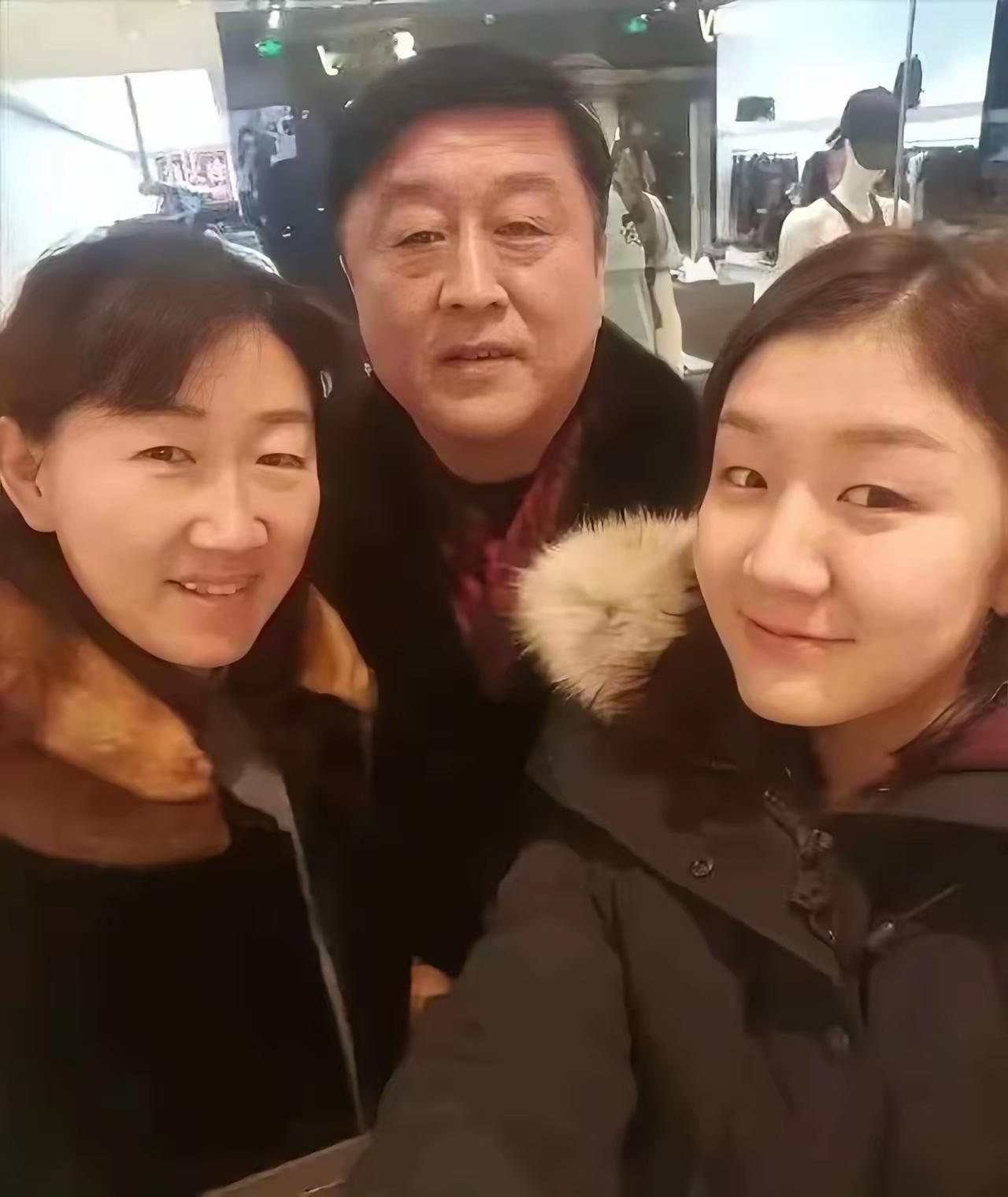 赛场上的荣耀，离不开背后的家。国乒健儿们挥拍拼搏时，是家人的默默守候，给了他们最