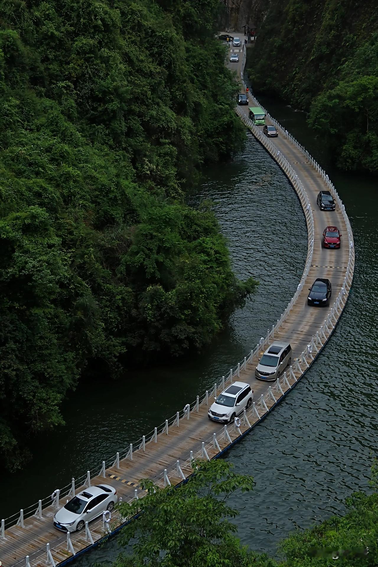 狮子关
湖北恩施的狮子关景区，主打的是一段水上公路。
说是水上公路，其实并不准确